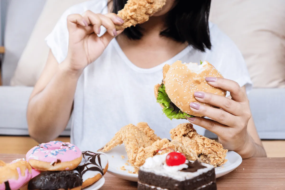 Mengonsumsi Makanan Tinggi Garam