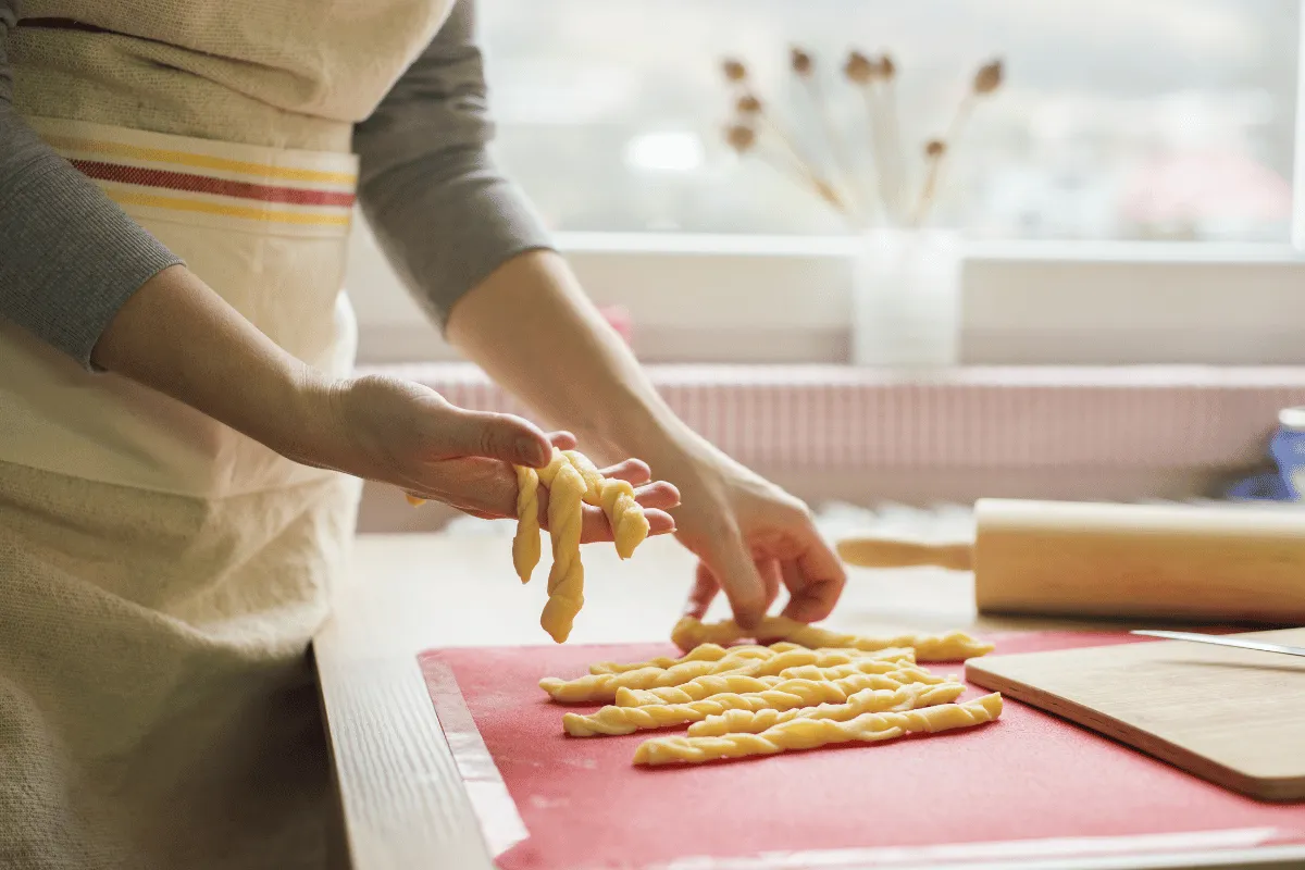 wanita sedang membikin kue.