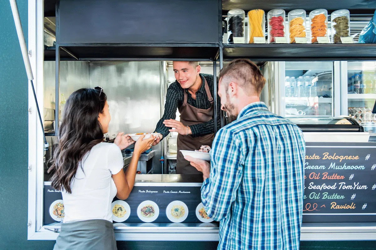 Menikmati Makanan dari Food Truck