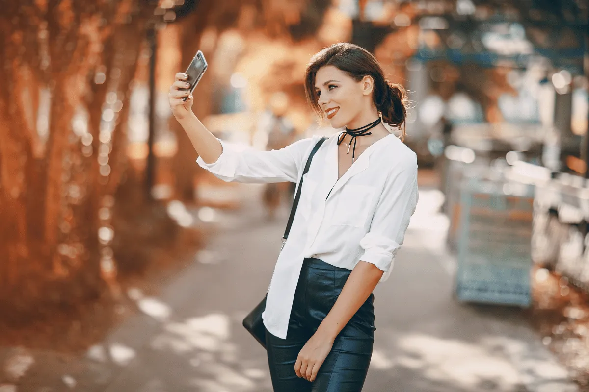 wanita sedang berfoto.